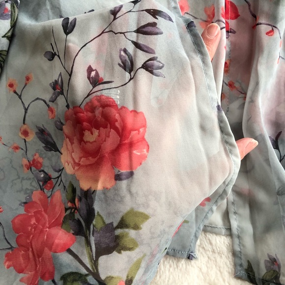 NWT- light weight Blue Floral Kimono semi sheer - Picture 6 of 8